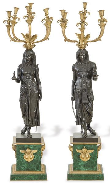  Pareja de grandes candelabros de estilo egipcio en bronce dorado y patinado con bases de malaquinta