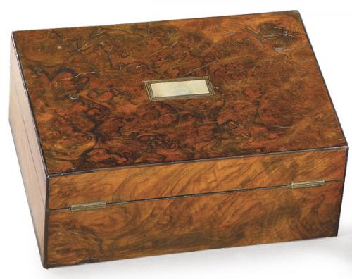  Caja victoriana de raíz de nogal y nácar, Inglaterra S. XIX.