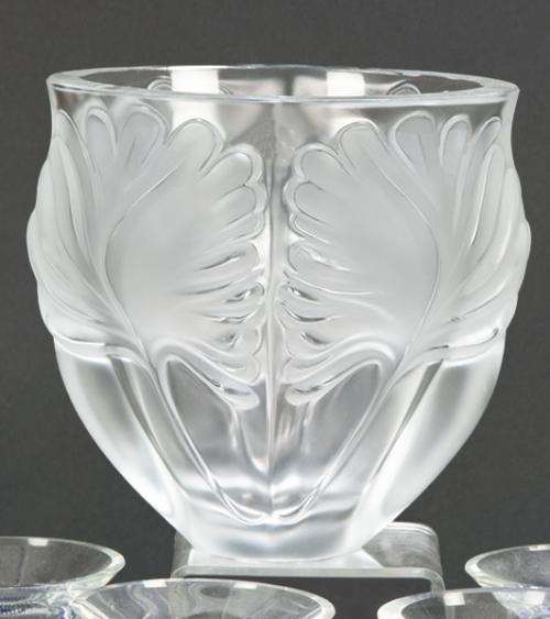  Jarrón de cristal parcialmente opalescente firmado Lalique France.