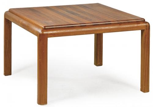  Mesa auxiliar de diseño nórdico en madera de teca. 
Años, 70