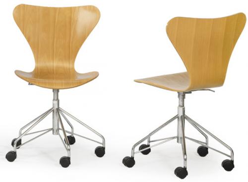  Arne Jacobsen (1902-1971) para Fritz Hansen
Pareja de sillas Series 7™, giratoria 3117 de altura ajustable con ruedas, realizada con 9 capas de chapa de haya moldeada a presión