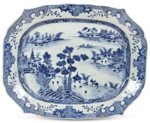  Bandeja de borde ondulado de porcelana de Compañía de Indias, azul y blanco, Dinastía Qing, época de Qienlong (1736-95).