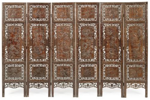 Lote 1456
Biombo chino de seis hojas de madera tallada, Dinastía Qing S. XIX.