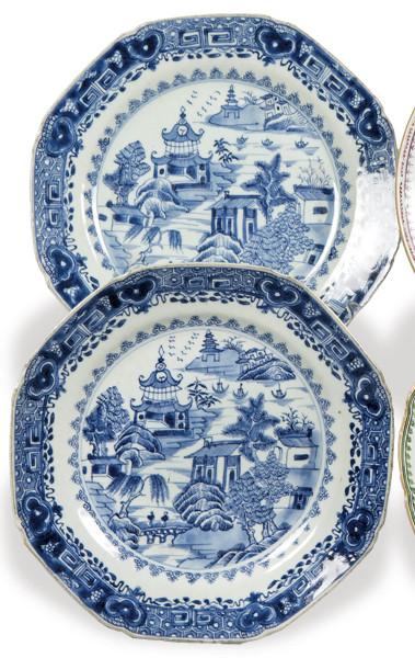  Pareja de platos poligonales de porcelana de Compañía de Indias azul y blanco, Dinastía Qing, época de Qianlong (1736-95).