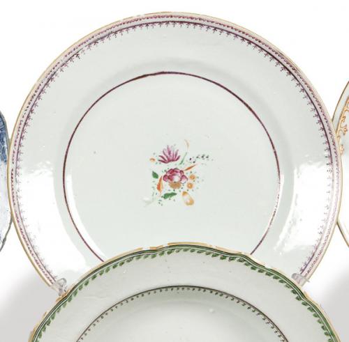 Lote 1464
Plato llano de porcelana de Compañía de Indias con esmaltes polícromos, Dinastía Qing, época de Qianlong (1736-95).