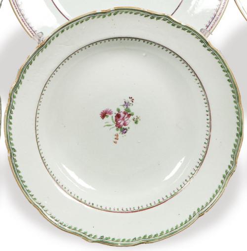  Plato hondo de porcelana de Compañía de Indias con esmaltes polícromos, Dinastía Qing, época de Qianlong (1736-95).