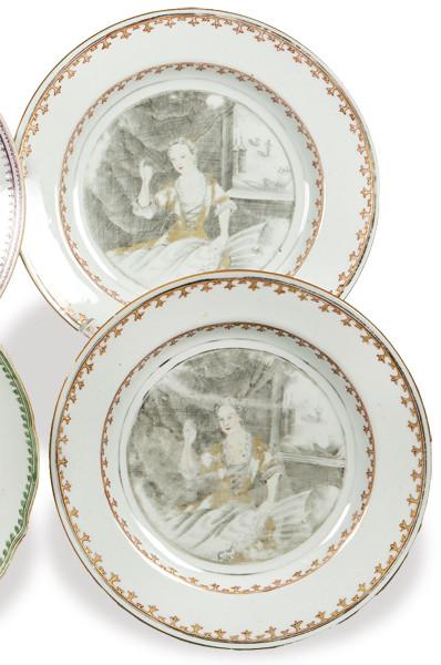  Pareja de platos de porcelana de Compañía de Indias, con el tema "La Costurera" en grisalla, rojo de hierro y oro, Dinastía Qing, época de Qianlong h. 1750.