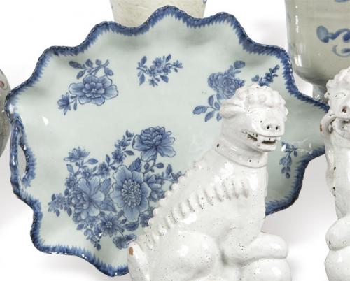  Bandeja en forma de hoja de porcelana de Compañía de Indias azul y blanco, Dinastía Qing, época de Qianlong (1736-95).