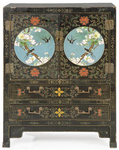  Aparador chino de madera lacada y pintada h. 1930-40.