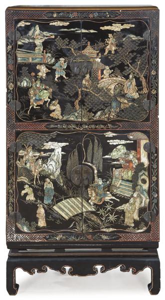 Lote 1480
Mueble chno de dos pisos en laca Coromandel, mediados S. XX.