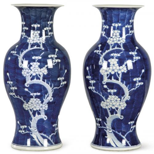  Pareja de jarrones en porcelana china azul y blanco pp. S. XX.
Con decoración de ramas de ciruelo florido siguiendo modelos de época Kangxi, S. XX. 