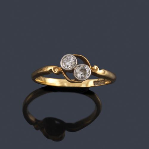  Anillo con dos diamantes talla antigua engastados en chatón en montura de oro amarillo de 18K. Ppios S. XX.