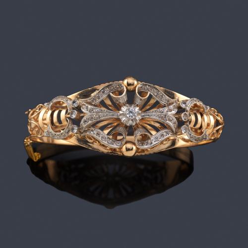 Lote 2028
Pulsera rígida en oro de 18K y platino con diamantes talla antigua y sencilla. Años '30.