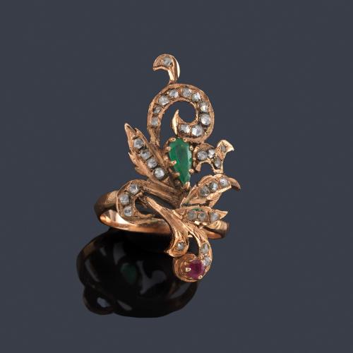 Lote 2032
Anillo época 'art nouveau' con diamantes talla rosa, esmeralda talla perilla y rubí en montura de oro rosa de 18K.