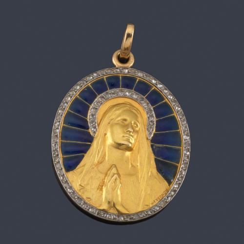  F. VERNON
Medalla devocional con la Imagen de La Virgen cincelada en oro amarillo de 18K enriquecida con diamantes y esmalte azul 'guilloché'. Ppios S. XX.