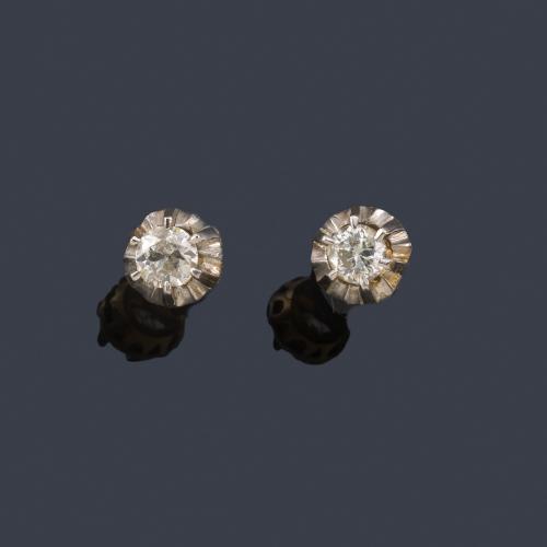  Dormilonas con pareja de brillantes de aprox. 0,70 ct en total en montura de oro amarillo de 18K con vista en platino.
