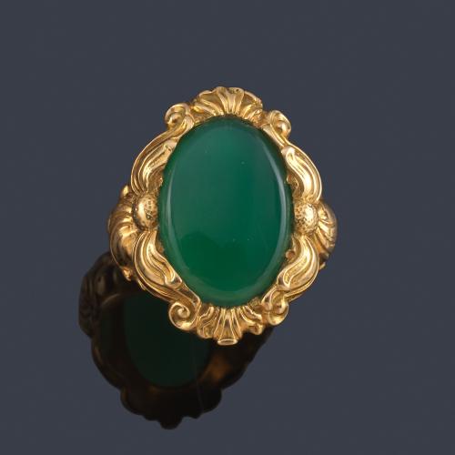  Anillo con crisoprasa talla cabujón en montura labrada con motivos vegetales cincelados en oro amarillo de 18K.