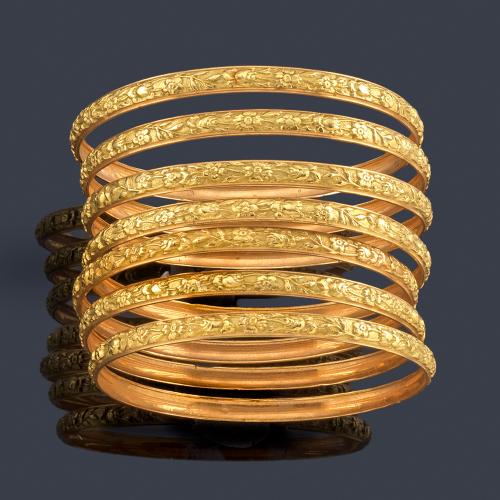  Semanario con motivos florales cincelados en montura de oro amarillo de 18K.