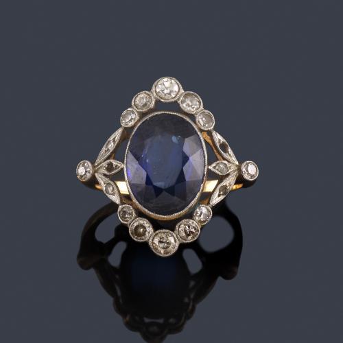 Lote 2047
Anillo 'Belle époque' con zafiro sintético talla oval con decoración vegetal con diamantes talla antigua en engaste 'milligrain'.