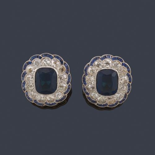  Pendientes cortos con pareja de zafiros sintéticos talla oval con orla de diamantes talla antigua de aprox. 3,90 ct y zafiros calibrados.