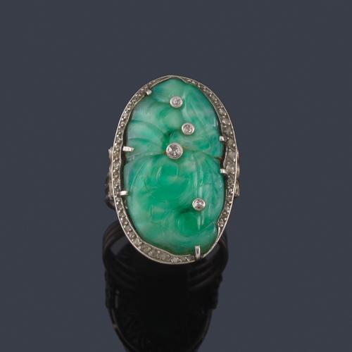  Anillo con pieza de jade tallada salpicado de brillantes en montura de platino.