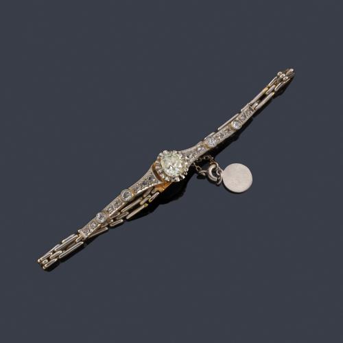  Pulsera época 'art decó' con un diamante 'old cushion' de aprox. 0,70 ct con diamantes talla rosa en ambos lados. Años '30.