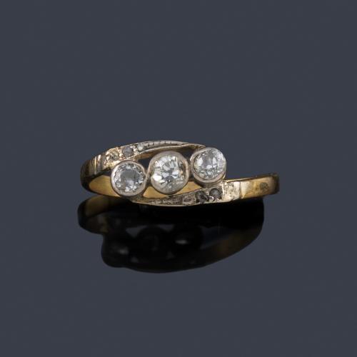  Anillo con tres diamantes talla antigua de aprox. 0,25 ct en total.