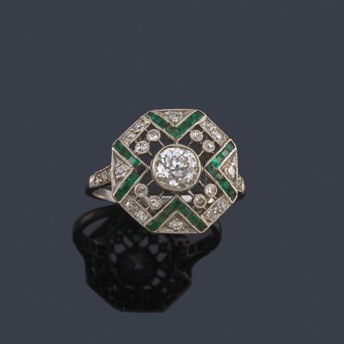  Anillo 'art decó' con diamante central talla antigua de aprox. 0,50 ct con bandas de esmeraldas calibradas y diamantes.
