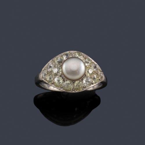  Anillo con perla gris con pavé de diamantes talla antigua engastados en grano. Años '30.