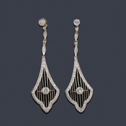  Pendientes largos estilo 'art decó' con brillantes de aprox. 1,40 ct en total, realizado en montura de platino.