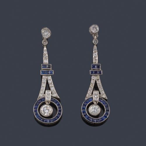  Pendientes largos con zafiros de aprox. 1,60 ct en total y brillantes de aprox. 1,25 ct en montura de platino.