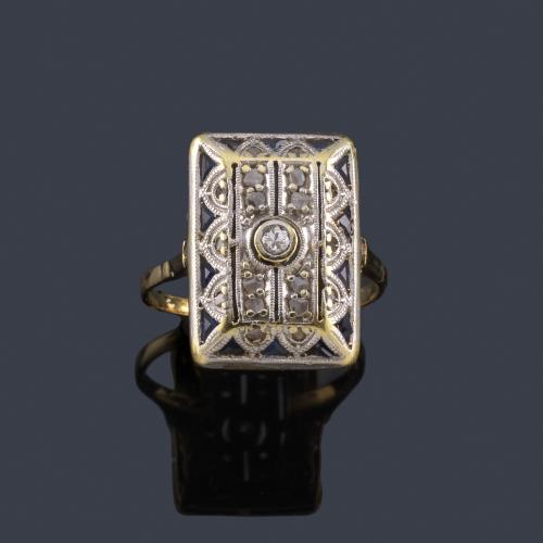  Anillo 'art decó' con diamantes talla rosa y zafiros calibrados. Años '20.
