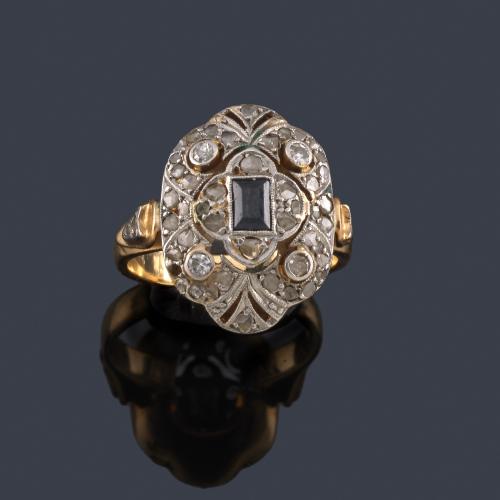 Lote 2070
Anillo lanzadera con zafiro central y diamantes talla rosa en montura de oro amarillo de 18K y vista en platino. Años '30.