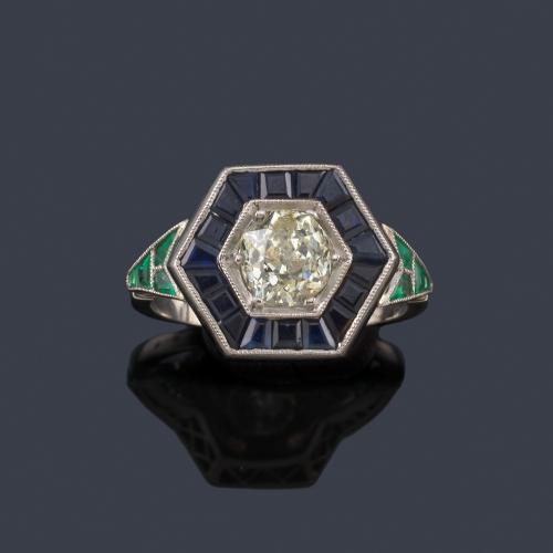 Lote 2072
Anillo 'ojo de perdiz' con diamante talla antigua de aprox. 1,06 ct con orla de zafiros calibrados de aprox. 1,80 ct en total.