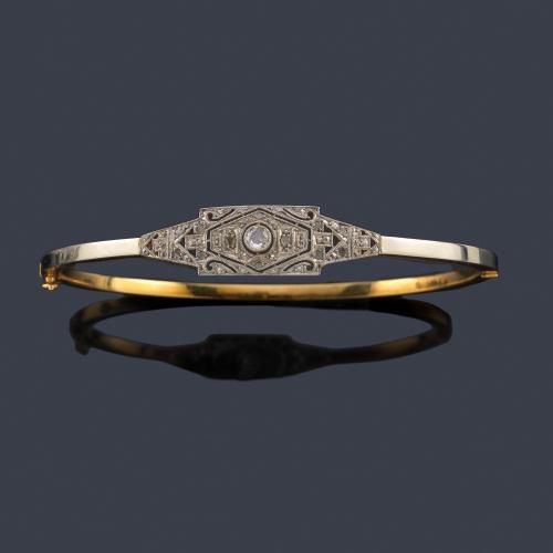  Pulsera de pedida rígida con centro calado con diamantes talla rosa y antigua en montura de oro amarillo de 18K y vista superior en platino. Circa 1919.
