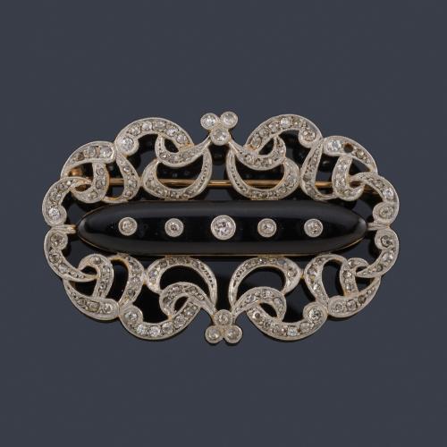  Broche con diamantes talla antigua y talla rosa con ónix en montura de oro amarillo de 18K y vista en platino. Primer tercio S. XX.