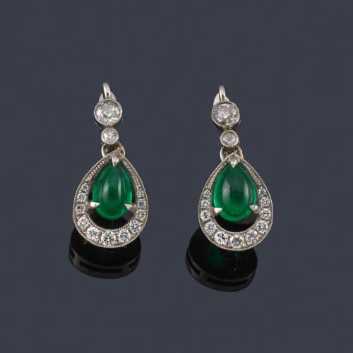  Pendientes con pareja de esmeraldas talla cabujón con brillantes en montura de oro blanco de 18K.