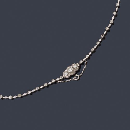  Collar con diamantes talla antigua de aprox. 3,74 ct engastados en chatón.