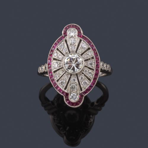  Anillo lanzadera con brillante central y diamantes sobre motivos calados de aprox. 1,10 ct en total y orla de rubíes calados.