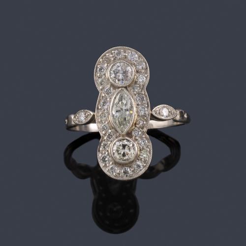  Anillo lanzadera con centro de diamantes talla brillante y marquís y orla de brillantitos, en montura de platino.