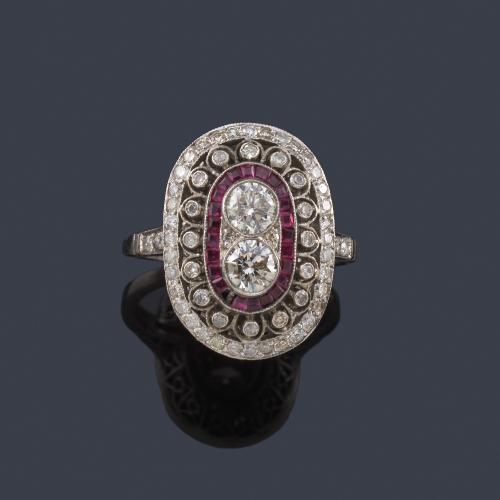  Anillo lanzadera con dos brillantes centrales con orla de rubíes calibrados de aprox. 0,40 ct en total y doble orla de brillantes de aprox. 1,30 ct en total.