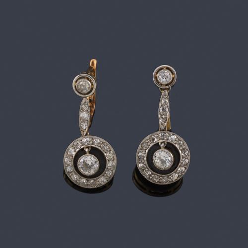  Pendientes largos época 'art decó' con diamantes talla antigua y 8/8 de aprox. 0,75 ct en total. Años '20.
