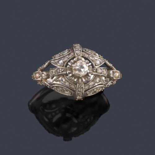  Anillo con diamantes talla antigua y rosa en montura con diseño calado. Años '30.