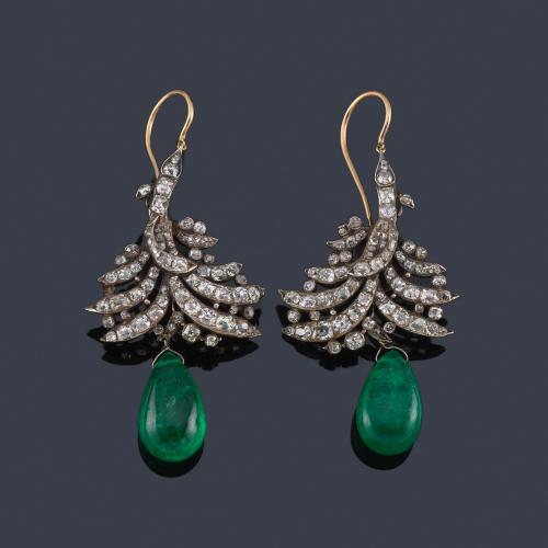  Pendientes largos con diamantes talla antigua y pareja de chupones de esmeralda. S. XIX.