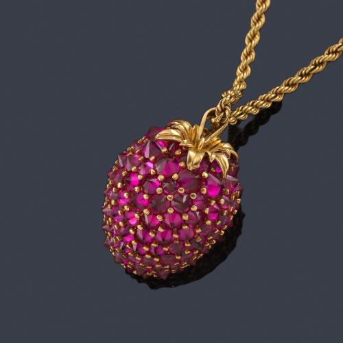  Colgante en forma de fresa con rubíes sintéticos invertido en montura y cadena de oro amarillo de 18K.