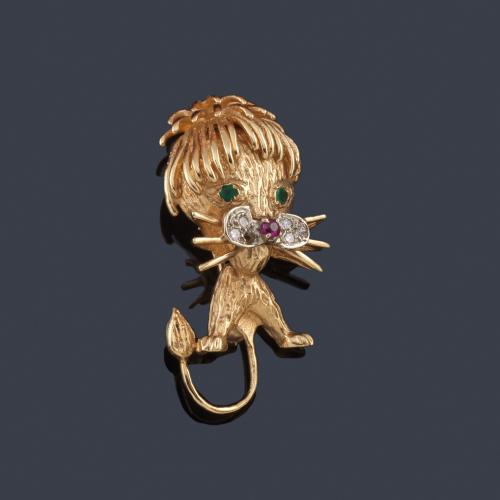  Broche en forma de león con diamantes y gemas de color en montura de oro amarillo de 14K.