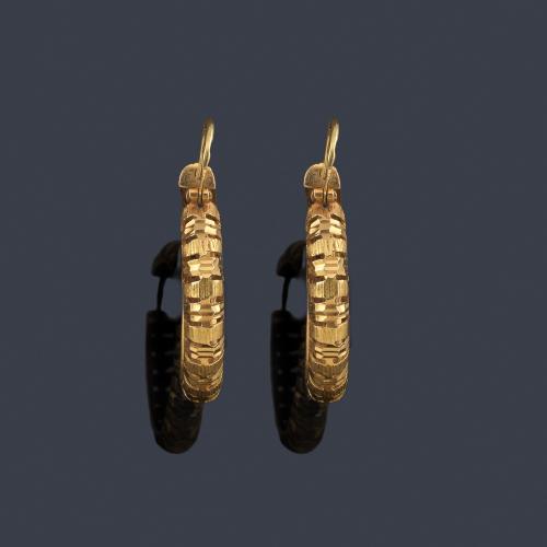 Pendientes tipo criolla con diseño calado en montura de oro amarillo de 18K.