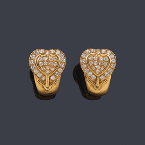  Pendientes tipo criolla con motivo en forma de corazón con pavé de brillantes de aprox. 2,10 ct en total.
