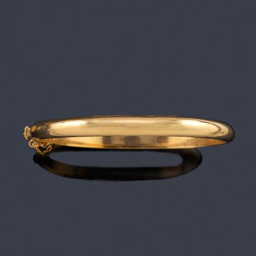  Pulsera rígida de media caña en oro amarillo de 18K.