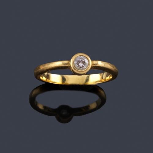  Anillo con brillante de aprox. 0,20 ct en montura de oro amarillo de 18K.